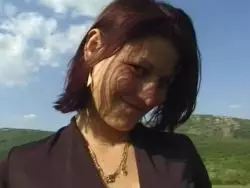 Die junge brünette Möse hat Solofick Outdoor