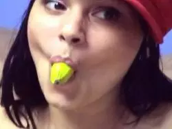 Notgeile schwarzhaarige Sau besorgt es sich