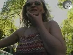 Die scharfe Blondine streichelt sich unter der Dusch