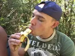 Frischer Mann wird von monströsem Schwanz richtig gefickt