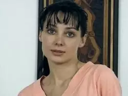 Das dunkelhaarige Luder in Nylons lutscht den dicken Schwanz des Mannes