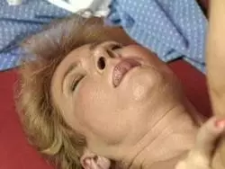 Den Pimmel bläst die Frau erst einmal steif