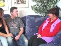 Die Schlampen lecken dem Typen den Pimmel