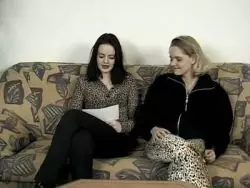 Die zwei Weib lutschen den festen Riemen