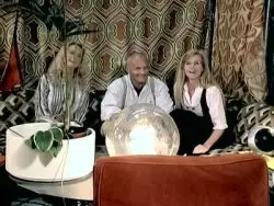 Eine heiße Schlampe lutscht einem Fremden den Riemen vorm Ficken