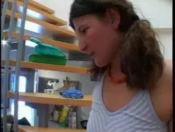 Geile Putze saugt den harten Schwanz eines Stechers