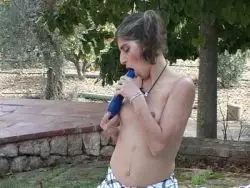 Die junge Latina entblättert sich Outdoor vor der Cam