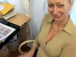 Nachdem das Luder ihm den Kolben gelutscht hat wichst er ihr in das Blasmaul