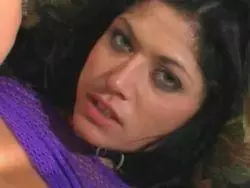 Das enge Poloch des heißen Girls wird von einem großen Penis und einem großen Dildo aufgerissen