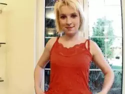 Das blonde Weib steckt sich ein Sextoy in die nasse Möse