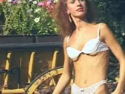 Die geile Braut schiebt sich von vorne und von hinten einen Dildo in die Möse