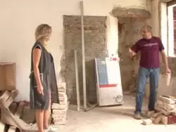 Reife Schlampe mit einem blanken Mösenloch saugt einen Schwanz 