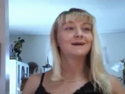 Bis zum Höhepunkt reibt sich die blonde Bitch die Möse