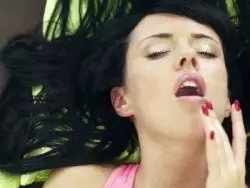 Wie sich diese dunkelhaarige Teensau zum Höhepunkt bumst ist endgeil