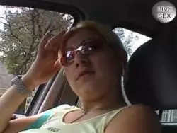 Die notgeile Blondine fickt sich die Lustgrotte im Wald selber