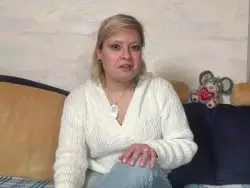 Die Schlampe fickt sich alleine durch